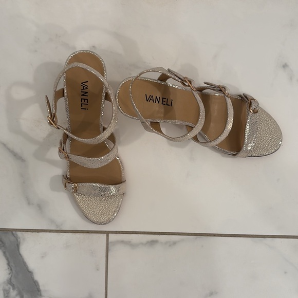 Van Eli 6.5N kitten heel, gold ✨ never worn - Picture 2 of 3